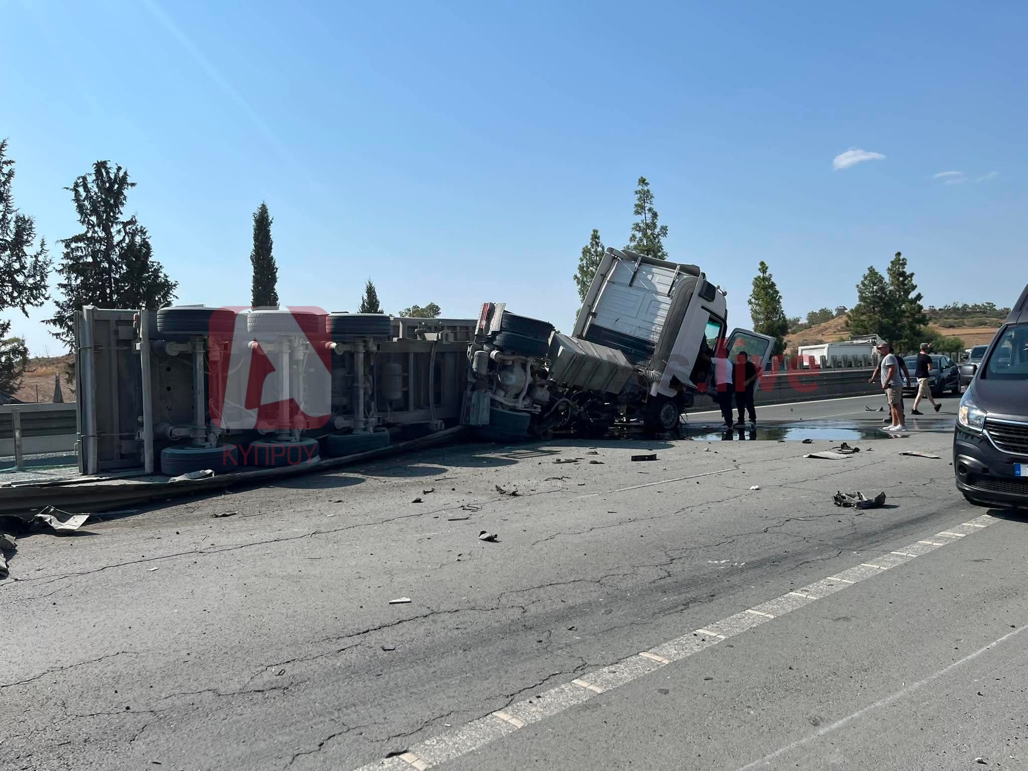 Φοβερό τροχαίο: Φορτηγό μπήκε στο αντίθετο ρεύμα κυκλοφορίας και ανατράπηκε στον αυτοκινητόδρομο