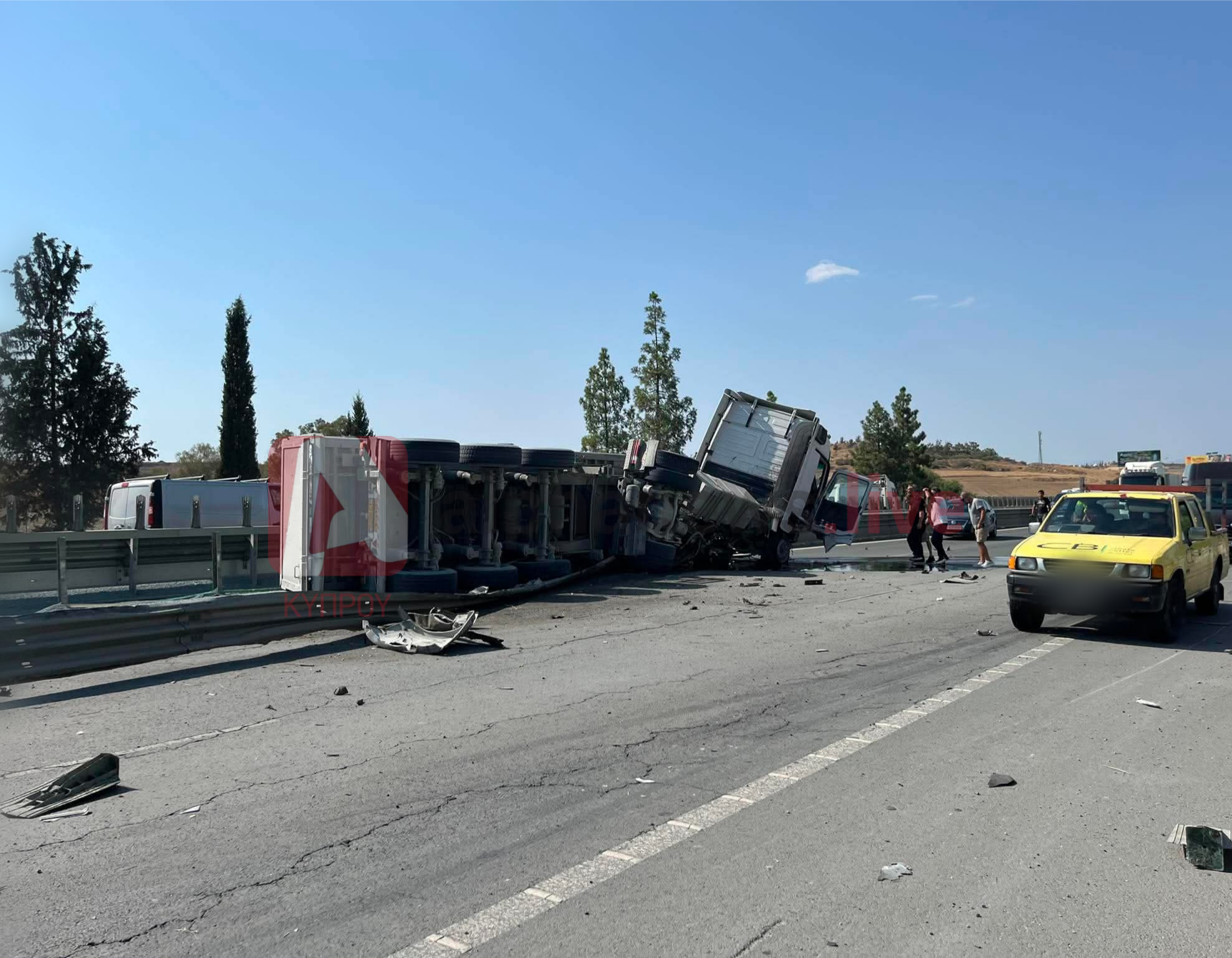 ΒΙΝΤΕΟ&ΦΩΤΟ: Γέμισε χαλίκια το highway και έκλεισαν τα δύο ρεύματα κυκλοφορίας, μετά από φοβερό τροχαίο με φορτηγό