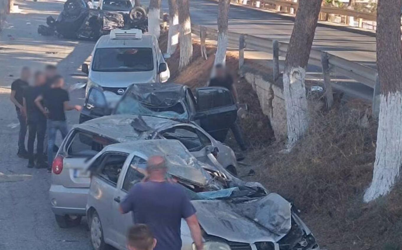 ΦΩΤΟ: Αναστάτωση στην Κρήτη, έχασε τον έλεγχο του οχήματός του και διέλυσε σταθμευμένα οχήματα