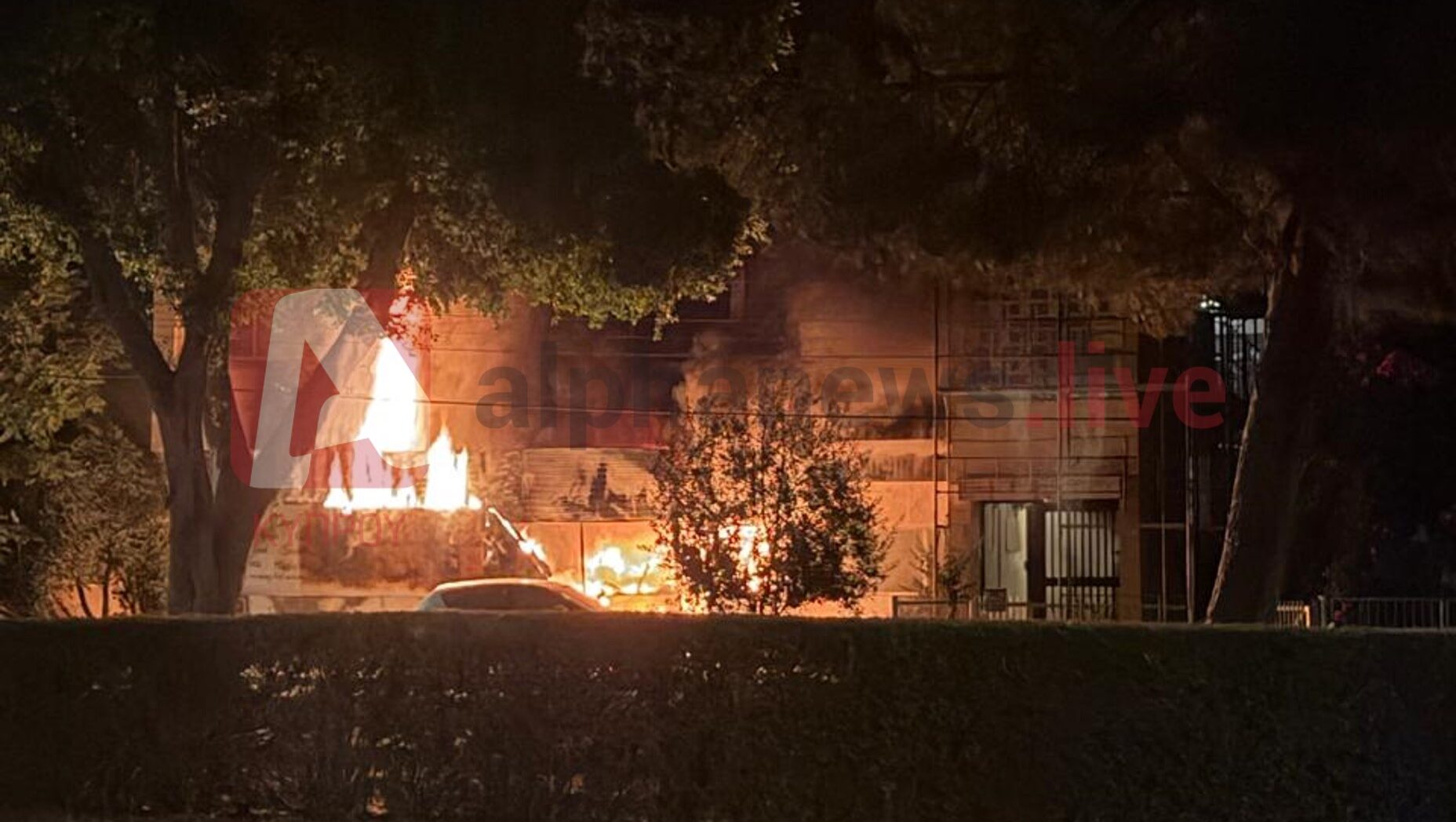 Η στιγμή που οι φλόγες ζώνουν τυπογραφείο στον Άγιο Δομέτιο: Κινδύνευσαν ένοικοι που κοιμούνταν πάνω από το φλεγόμενο κατάστημα
