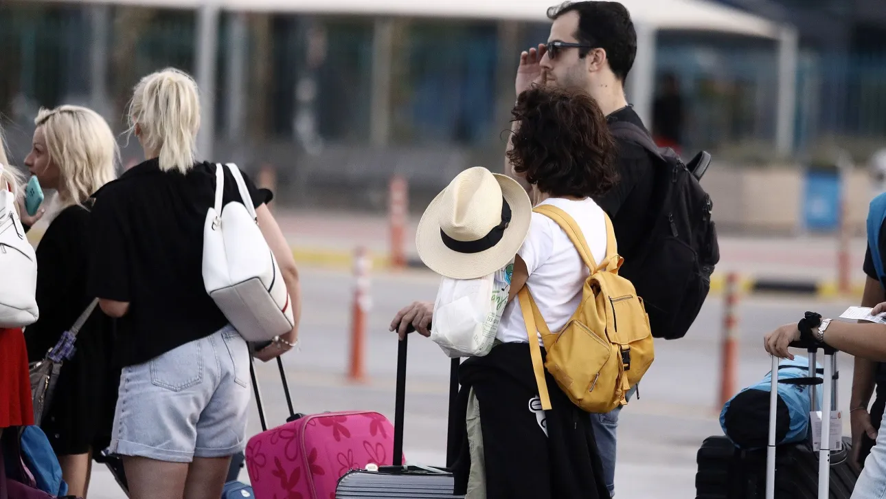 Εγκαταλείπουν την Αθήνα οι αδειούχοι, πάνω από 56.000 επιβάτες αναχωρούν για τις Κυκλάδες