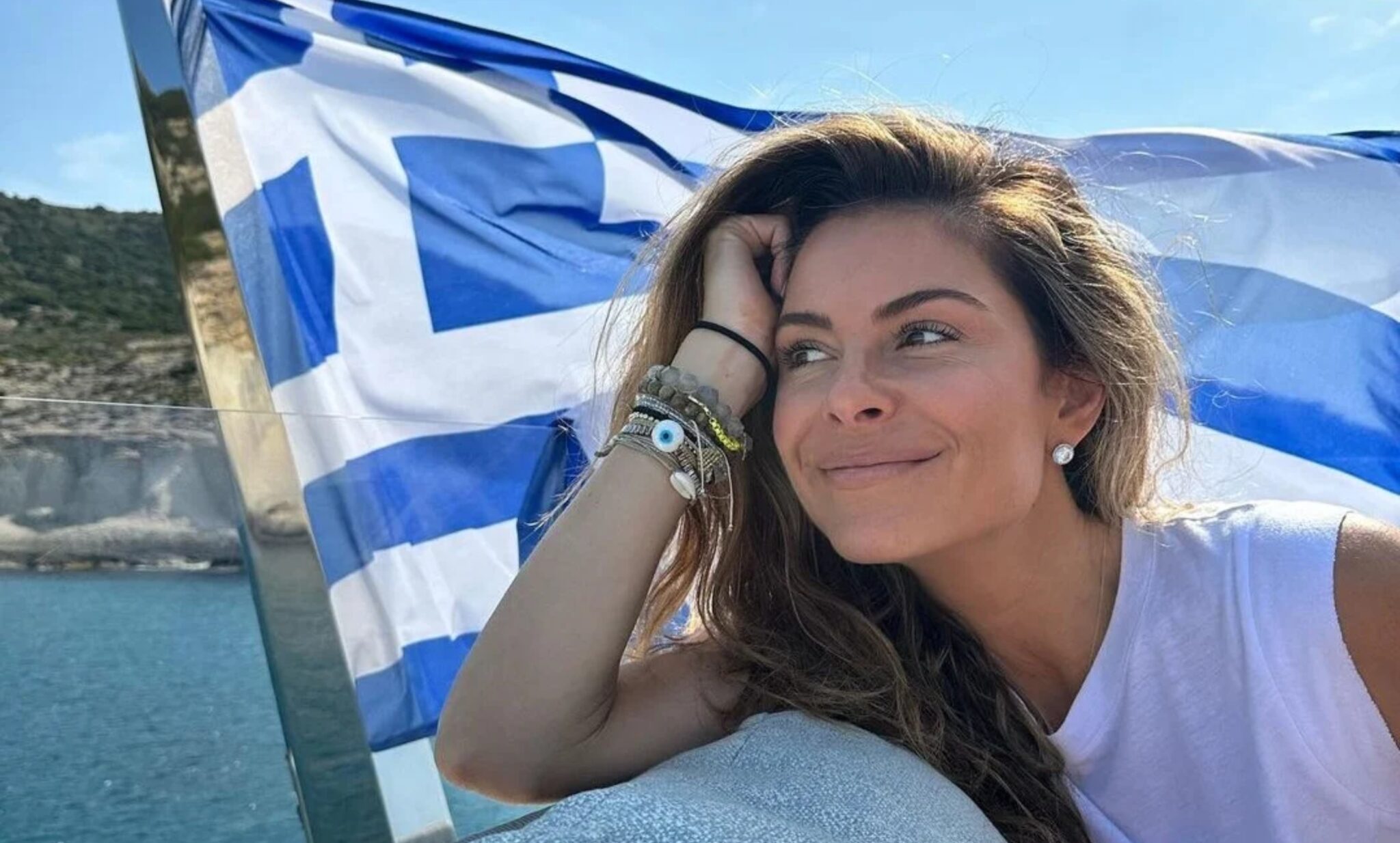 Μαρία Μενούνος: Το συγκινητικό στιγμιότυπο από το προσκύνημά της στην Τήνο έχοντας στο πλευρό την κόρη της