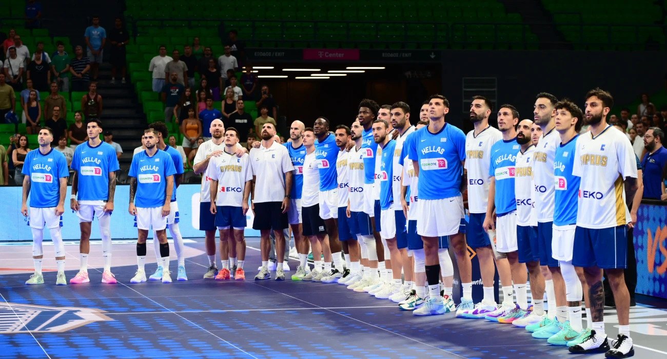Αγκαλιά Έλληνες και Κύπριοι διεθνείς στον Εθνικό Ύμνο (ΒΙΝΤΕΟ)