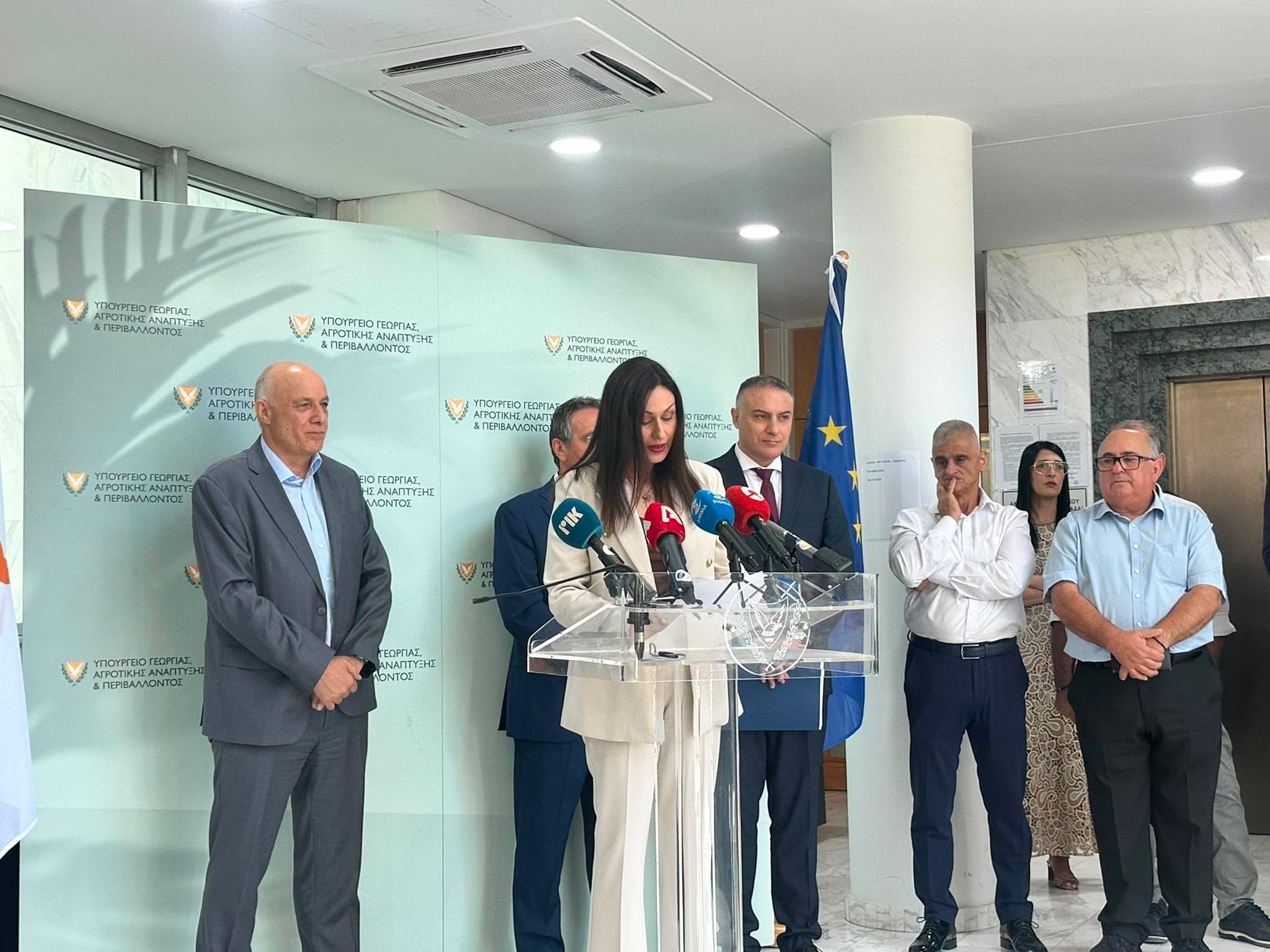 «Πιστεύω στον διάλογο»: Παρέλαβε το Υπ. Γεωργίας ο Χρίστος Σενέκης από τη Μαρία Παναγιώτου