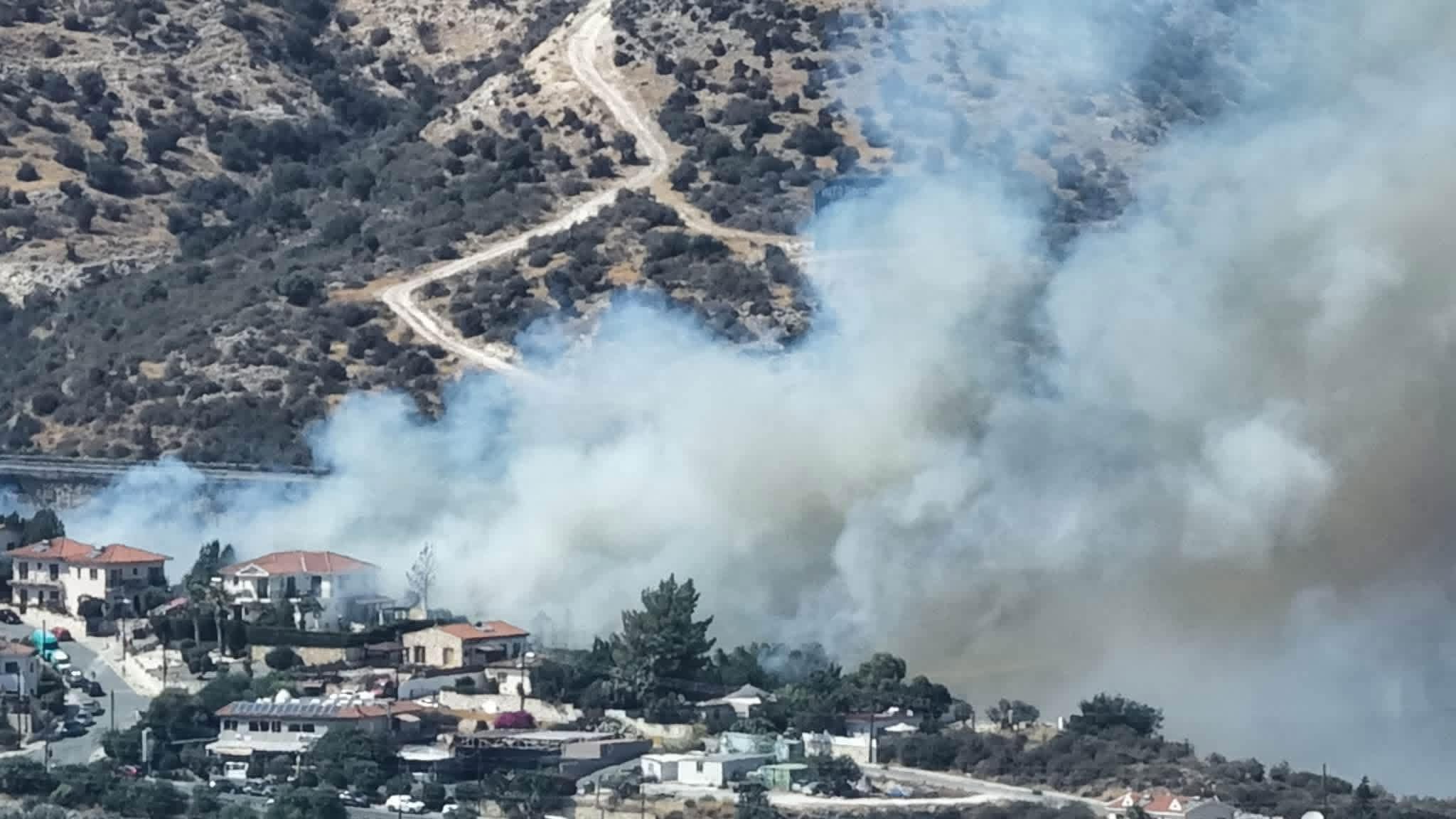 Πτητικά πραγματοποιούν ρίψεις νερού, ισχυρές δυνάμεις επιχειρούν στο σημείο της φωτιάς που έκλεισε τον αυτοκινητόδρομο (ΒΙΝΤΕΟ&ΦΩΤΟ)