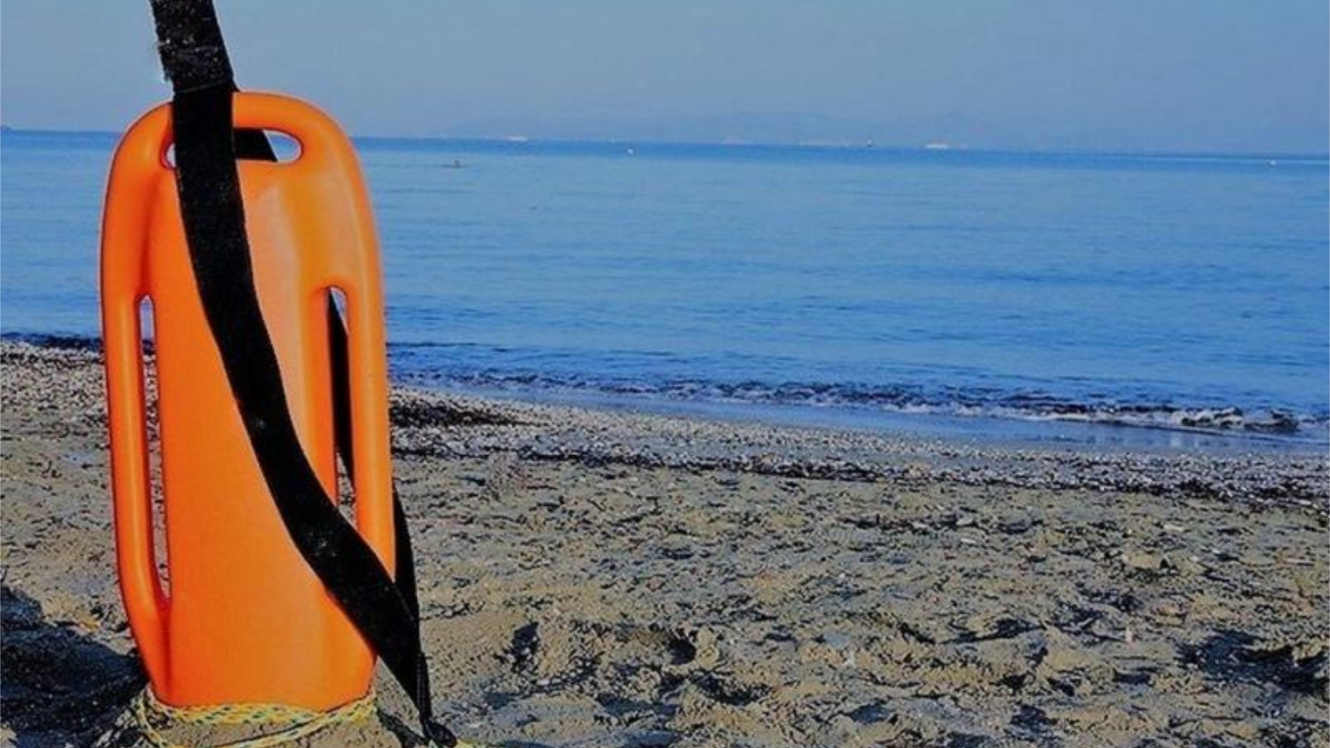 Σώθηκε την τελευταία στιγμή 24χρονος σε παραλία της Λεμεσού, επιχείρησε να κολυμπήσει προς τους βράχους