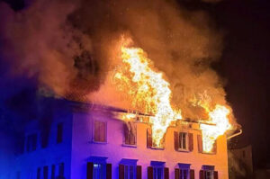Πέντε αγνοούμενοι και οκτώ τραυματίες από πυρκαγιά σε κτήριο στην Ελβετία