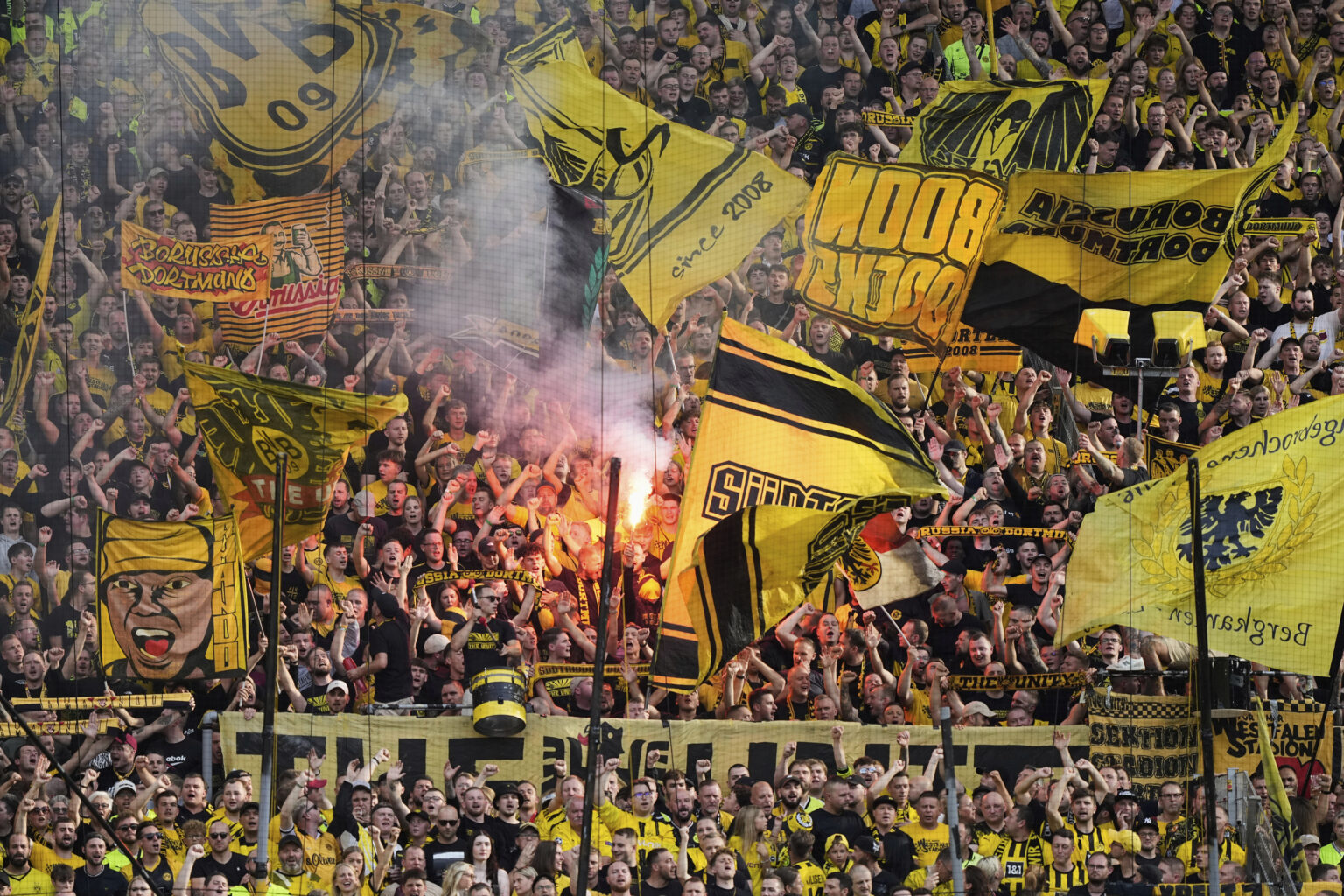Η Ντόρτμουντ χόρεψε συρτάκι στο Signal Iduna Park για χάρη των Κωνσταντέλια-Καρέτσα (ΒΙΝΤΕΟ)
