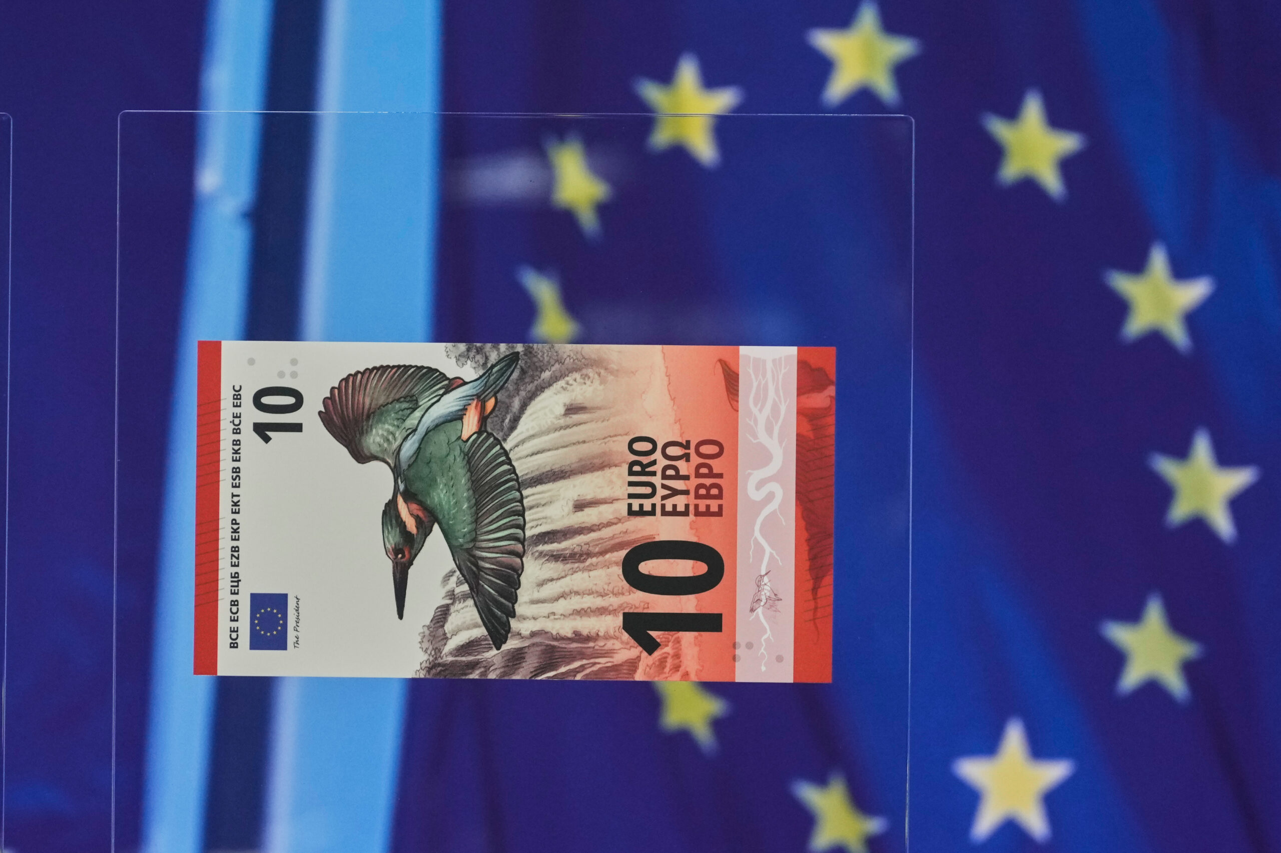 H &Epsilon;&upsilon;&rho;ώ&pi;&eta; &alpha;&lambda;&lambda;ά&zeta;&epsilon;&iota; &chi;&alpha;&rho;&tau;&omicron;&nu;&omicron;&mu;ί&sigma;&mu;&alpha;&tau;&alpha; &kappa;&alpha;&iota; &omicron;&iota; &pi;&omicron;&lambda;ί&tau;&epsilon;&sigmaf; &alpha;&pi;&omicron;&phi;&alpha;&sigma;ί&zeta;&omicron;&upsilon;&nu;