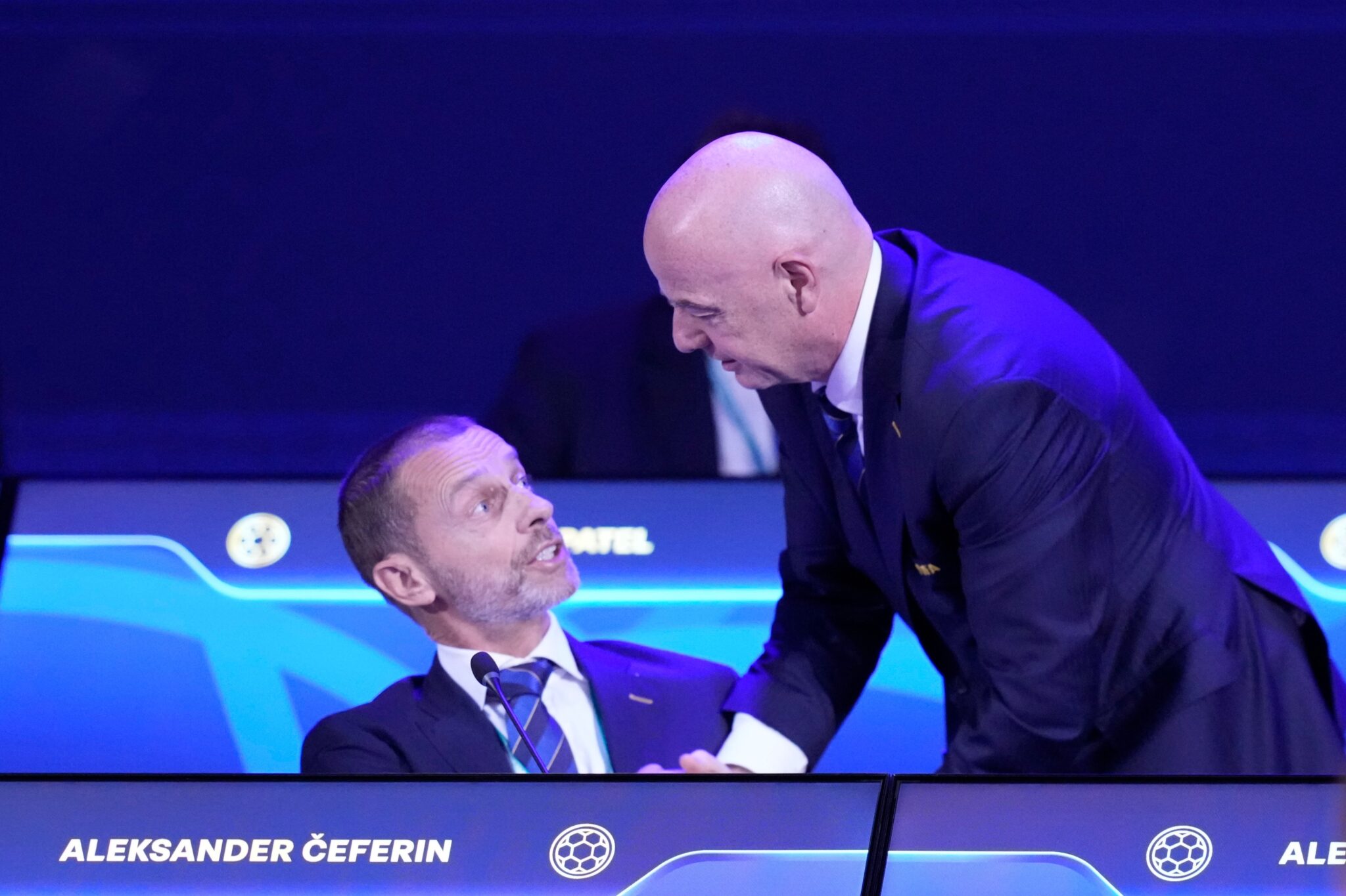 UEFA σε Ινφαντίνο: «Παραιτήσου ή θα σε… παραιτήσουμε»