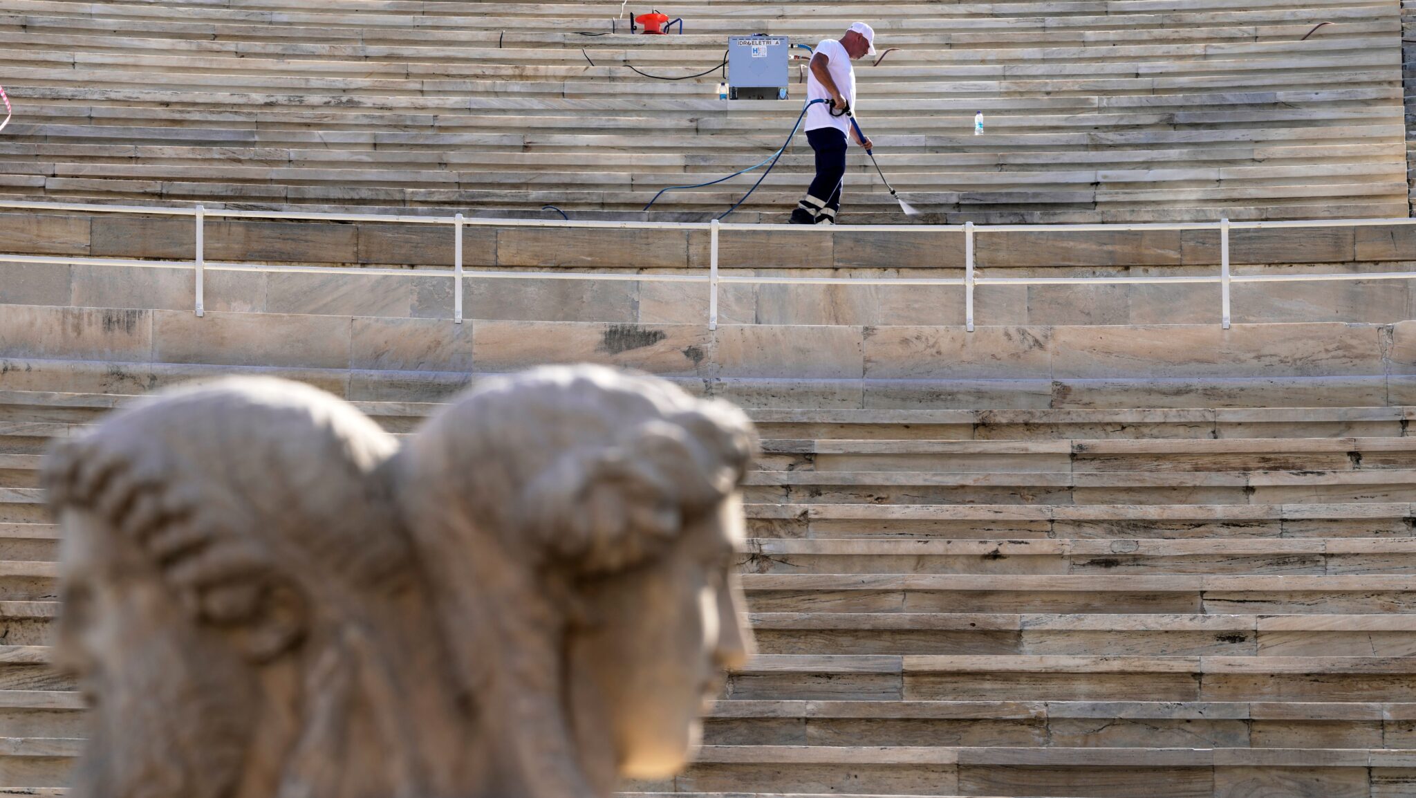 ΦΩΤΟ: Καθαρίζονται μετά από 120 χρόνια τα μάρμαρα στο Καλλιμάρμαρο, ύμνοι από τα διεθνή ΜΜΕ