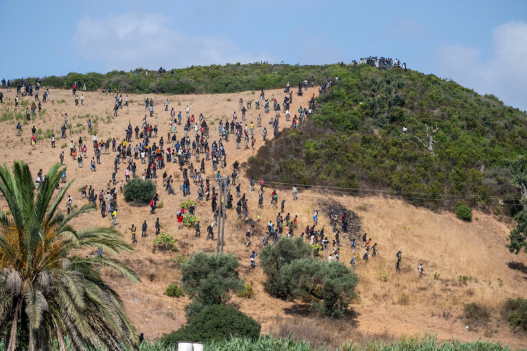 Νέα απόπειρα μαζικής εισόδου στη Θέουτα, εκατοντάδες μετανάστες αναχαιτίστηκαν από το Μαρόκο