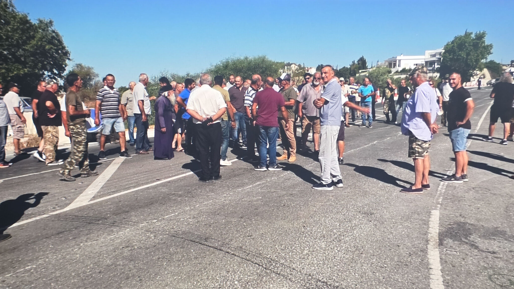Στους δρόμους οι αμπελουργοί της Πάφου για περονόσπορο, «απαιτούμε να αποζημιωθούν όλες οι ποικιλίες»