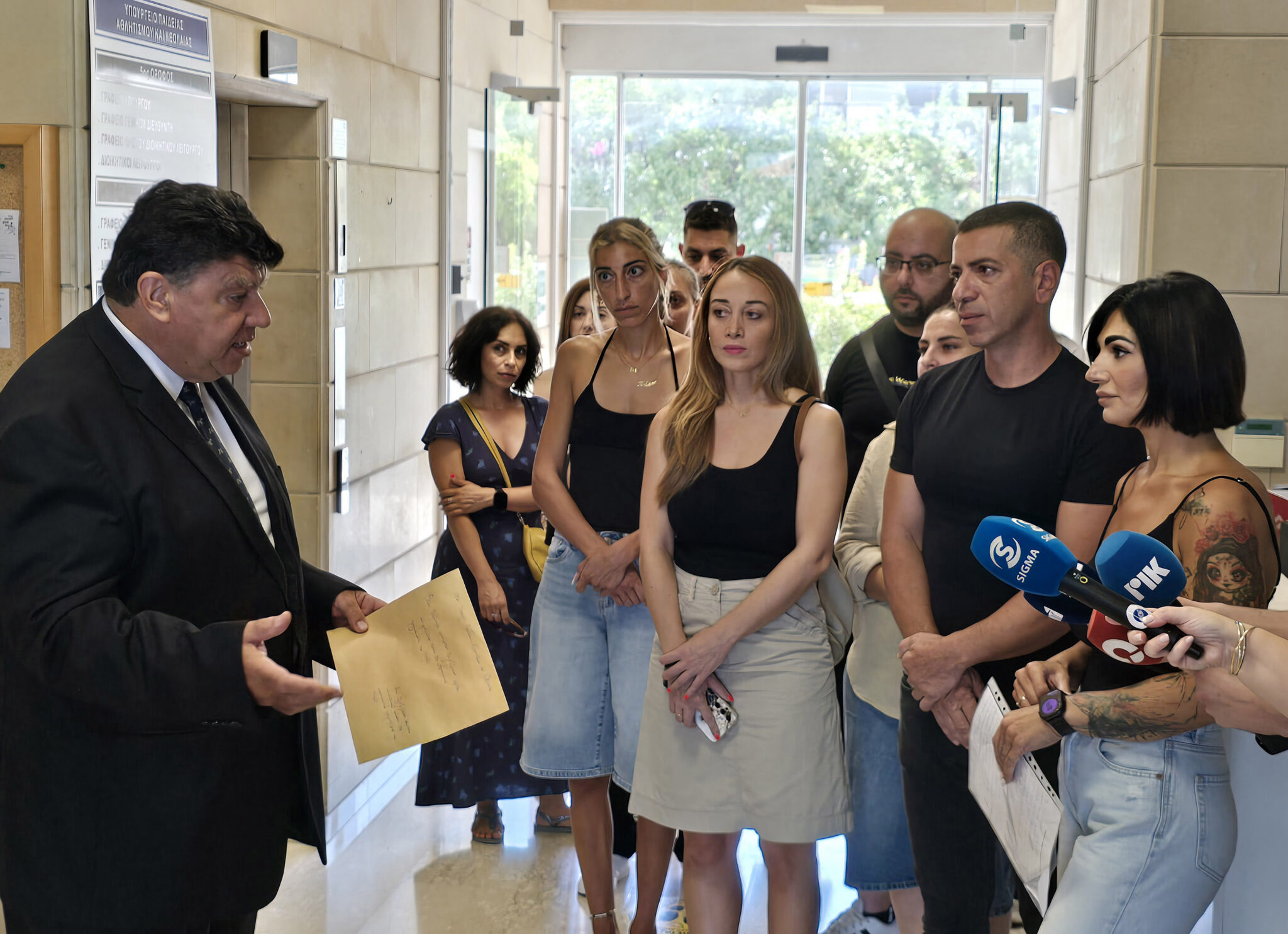 Διαμαρτυρία εργαζομένων στο Υπουργείο Παιδείας