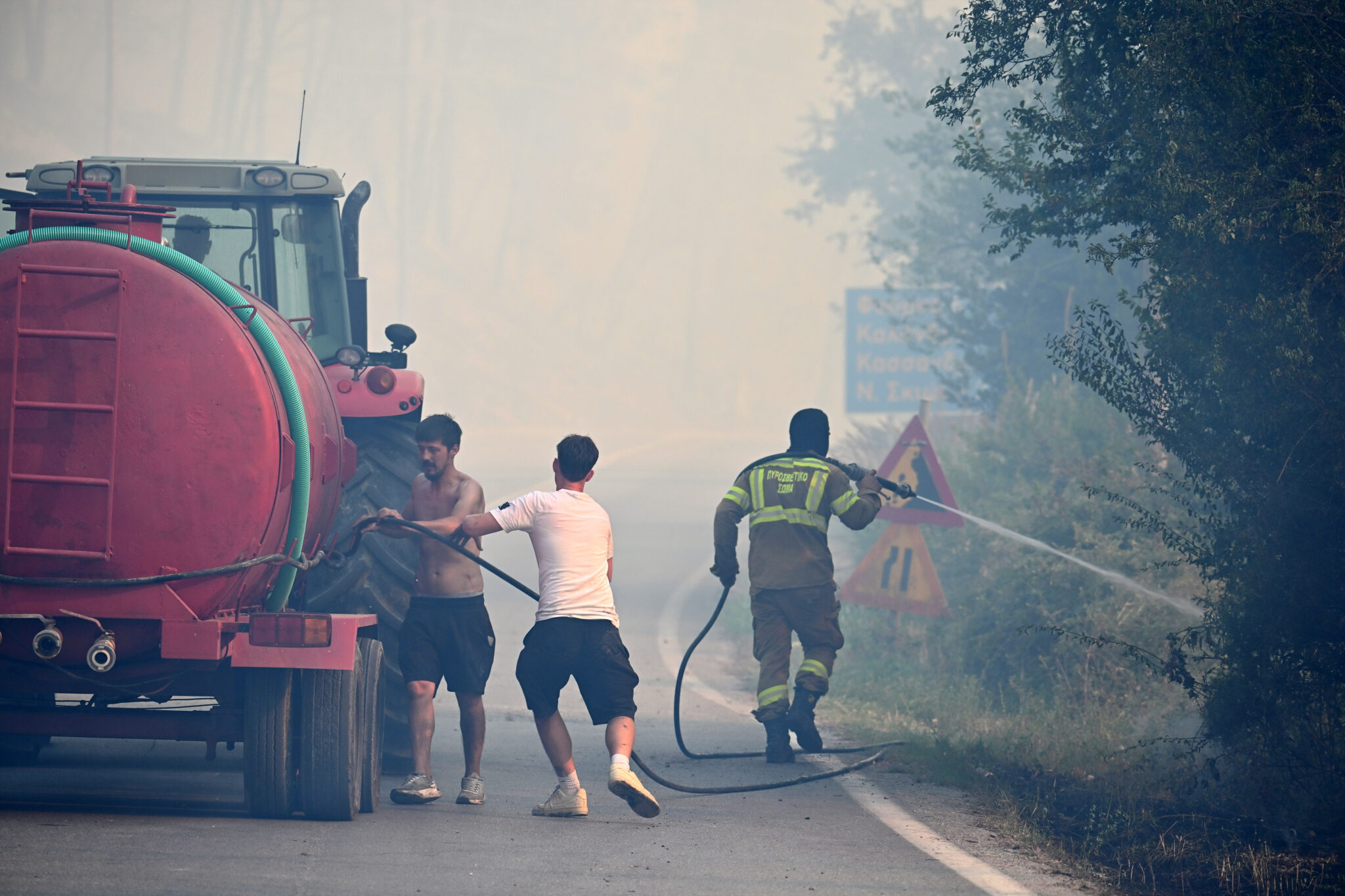 Μεγάλη πυρκαγιά μαίνεται στην Χαλκιδική, διά θαλάσσης απομάκρυνση κατοίκων, τραυματίστηκαν δύο πυροσβέστες