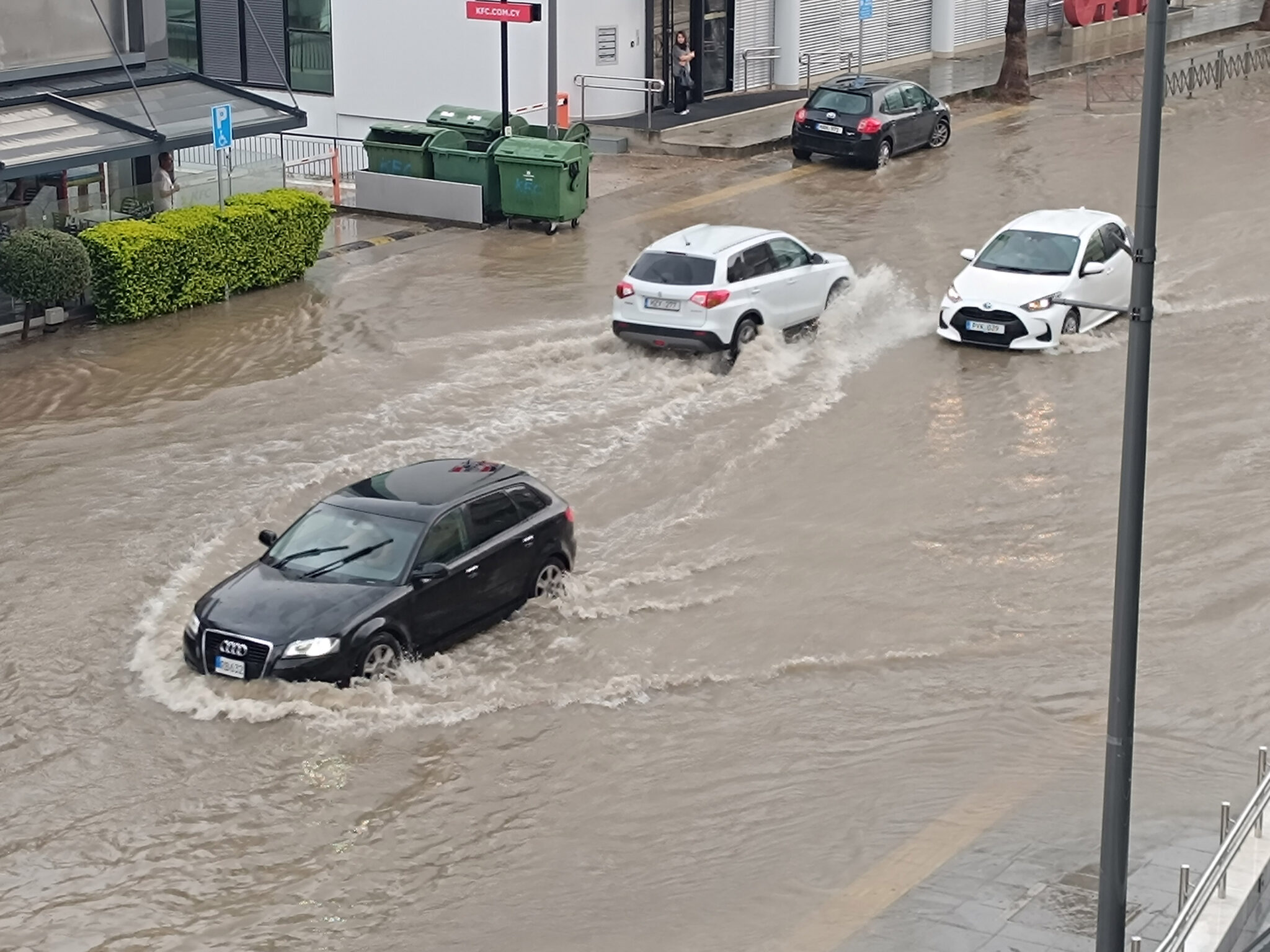 Δέντρο έπεσε σε όχημα, πλημμύρισαν δρόμοι και υπόγεια: Έτρεχε η πυροσβεστική λόγω της κακοκαιρίας στη Λευκωσία