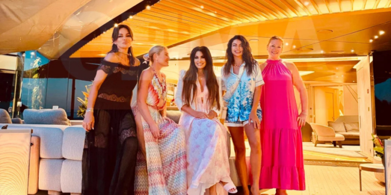 Kimberly Guilfoyle: Οι luxury διακοπές στο Μεγανήσι μαζί με την Ραμόνα Φίλιπ και την Κριστίν Παναγή