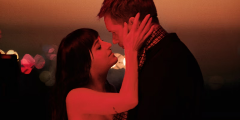 Dakota Johnson και Alexander Skarsgård: Το παθιασμένο φιλί στη νέα καμπάνια του Valentino Vendetta