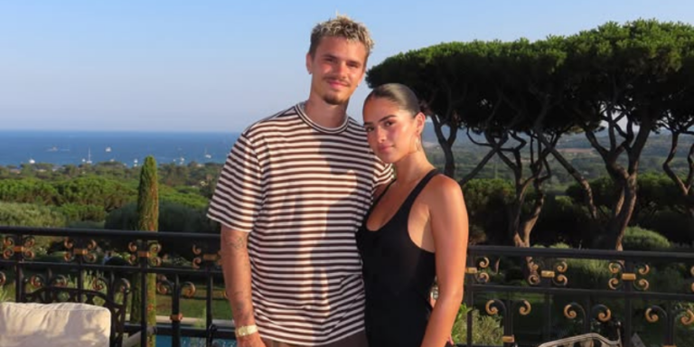 Romeo Beckham και Kim Turnbull ερωτευμένοι στη Μύκονο – Χέρι-χέρι στα Ματογιάννια