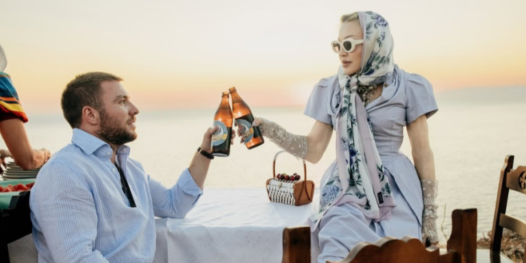 Η Madonna πίνει ελληνική μπύρα MAMOS στην Πάτμο και γίνεται viral