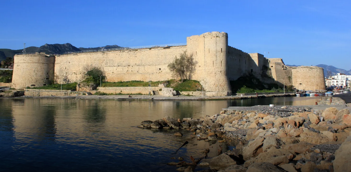 «Αναμένεται απολογητική ανακοίνωση»: Αποσύρθηκε η σερβική εταιρεία από τη διοργάνωση του φεστιβάλ στο κατεχόμενο Κάστρο της Κερύνειας