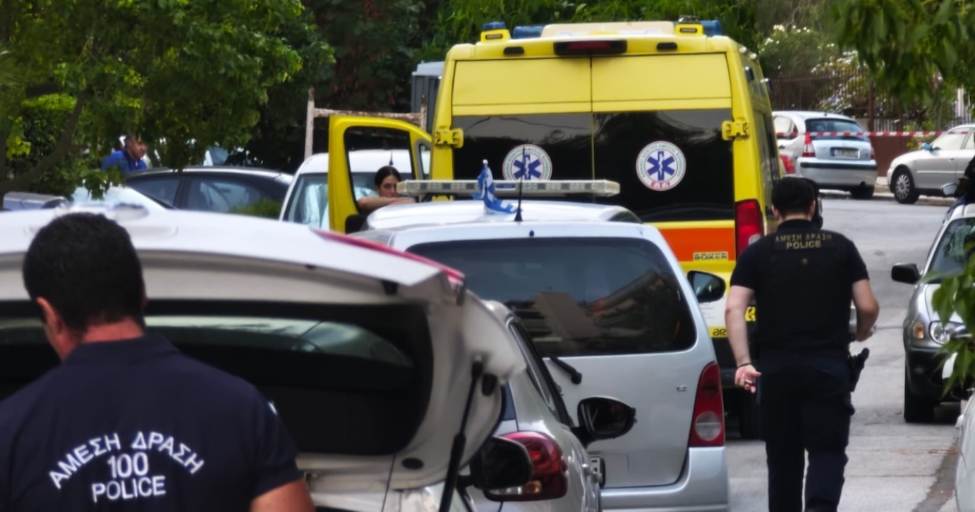Δύο νεκροί από πυροβόλο όπλο σε είσοδο πολυκατοικίας στη Νέα Σμύρνη