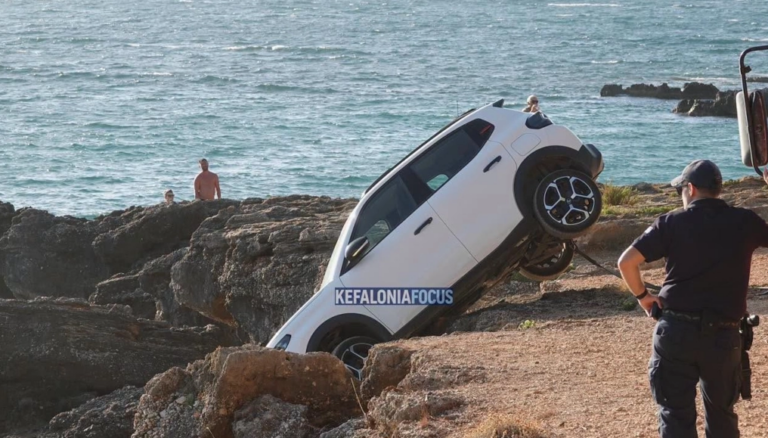 ΒΙΝΤΕΟ: Αυτοκίνητο Ιταλών τουριστών «κρεμάστηκε» σε βράχους στην Κεφαλονιά, σώα η οικογένεια που επέβαινε