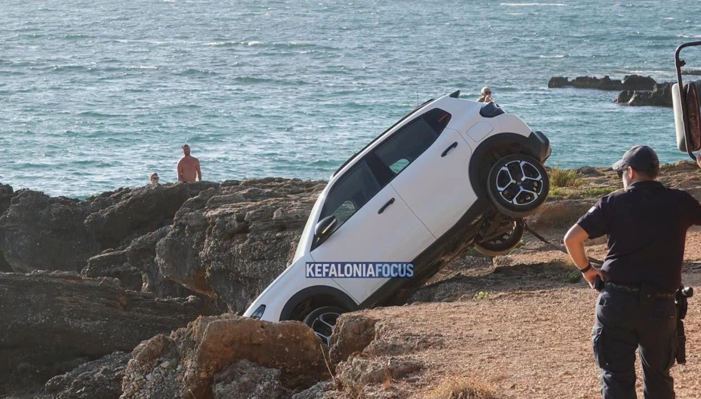 ΒΙΝΤΕΟ: Αυτοκίνητο Ιταλών τουριστών «κρεμάστηκε» σε βράχους στην Κεφαλονιά, σώα η οικογένεια που επέβαινε