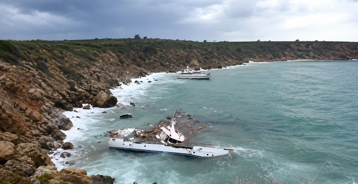 Κάβο Γκρέκο: Ξεκινά η διαδικασία απομάκρυνσης συντριμμιών και ρυπών από την θάλασσα