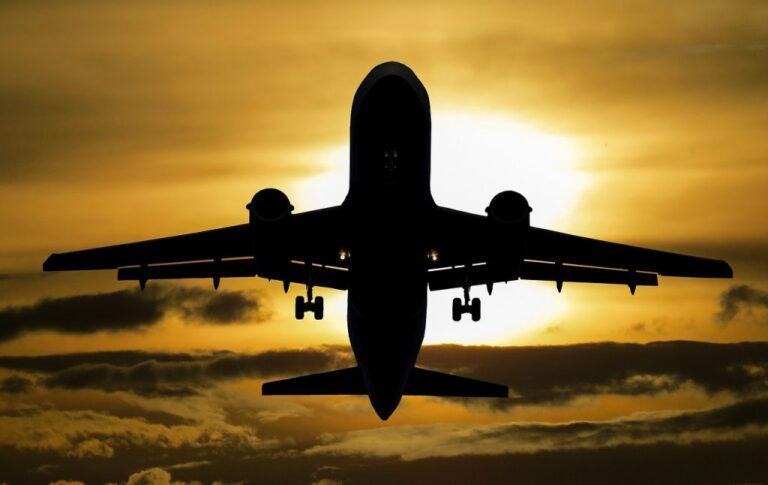 Συναγερμός στη Γερμανία: Αεροπλάνο cargo συγκρούστηκε στον αέρα με «άγνωστο αντικείμενο» (ΦΩΤΟ)