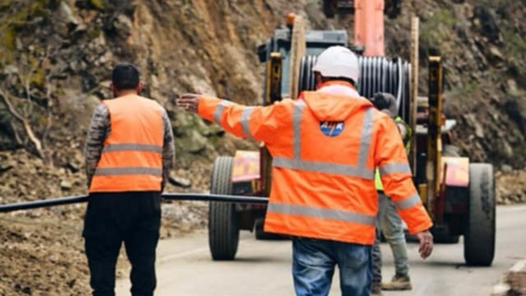 Η μάχη της ΑΗΚ με τα «γυμνά» καλώδια: Ποια μέτρα λαμβάνονται για αποτροπή πυρκαγιών σε δάση και αγρούς