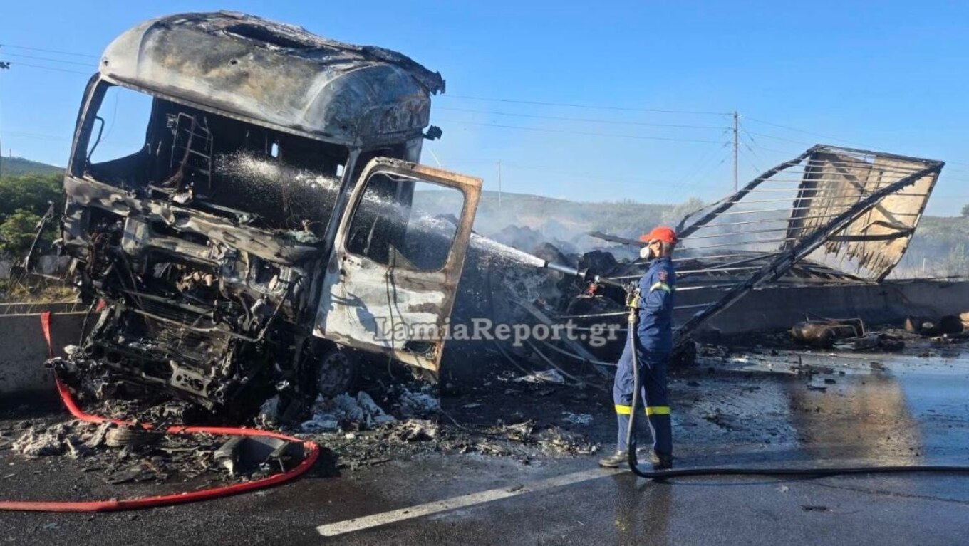 ΦΩΤΟ: Σφοδρή σύγκρουση φορτηγών στην Εθνική Οδό, νεκρός ένας οδηγός