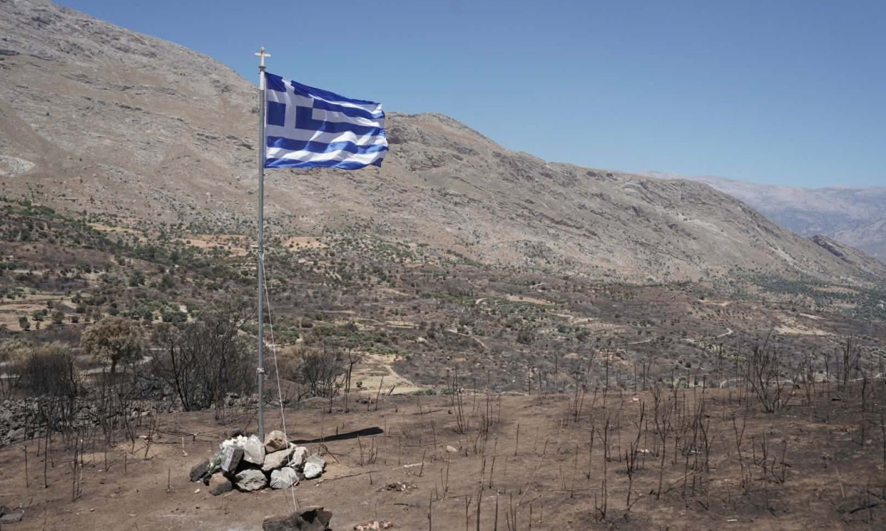 ΦΩΤΟ: Ελληνική σημαία στο σημείο όπου έχασαν τη ζωή τους οι δύο πυροσβέστες στο Ρέθυμνο