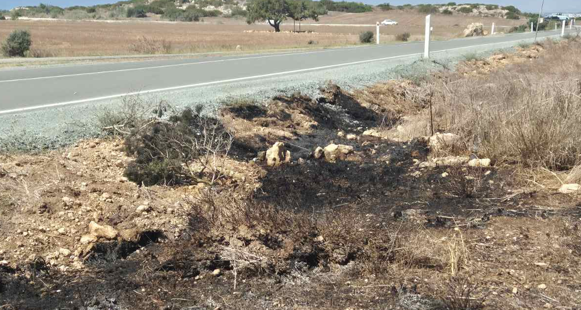 ΦΩΤΟ: Δυο εστίες φωτιάς κατά μήκος του δρόμου στο Κάβο Γκρέκο