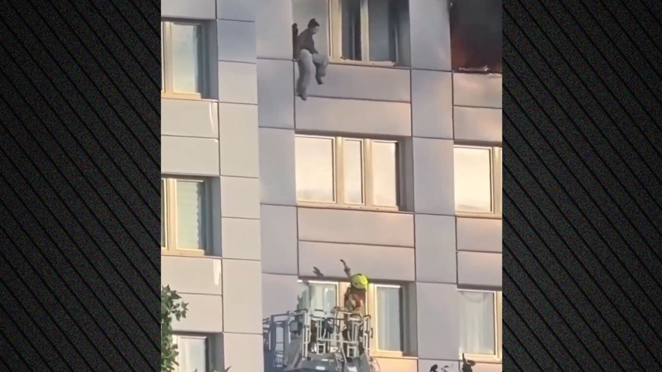 Δραματική διάσωση γυναίκας από φλεγόμενο κτήριο στο Βερολίνο: Πήδηξε από το παράθυρο και την έπιασε πυροσβέστης στον αέρα