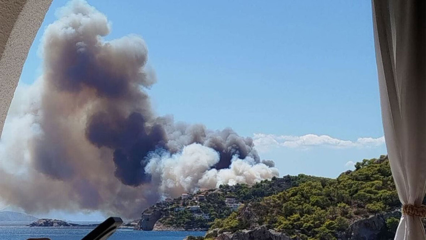 Δύο μεγάλες φωτιές στη Σαλαμίνα: Πολύ κοντά σε σπίτια οι φλόγες (ΒΙΝΤΕΟ)