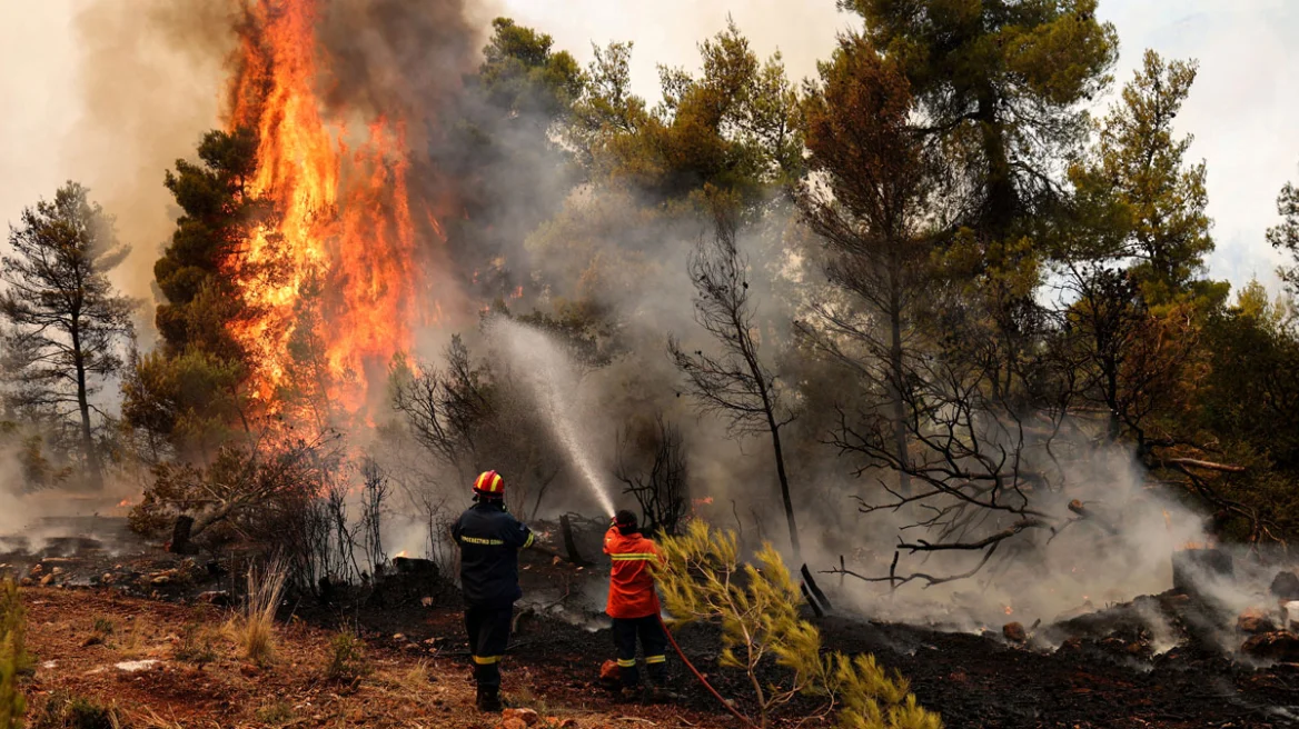 Μάχη με τη μεγάλη φωτιά στη Δυτική Αττική, στο Κανδήλι το πιο ισχυρό μέτωπο
