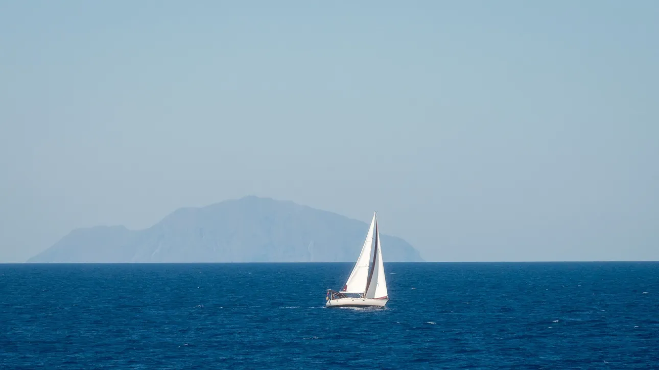 Σώοι και οι οκτώ επιβαίνοντες του ακυβέρνητου ιστιοπλοϊκού στην Σύμη