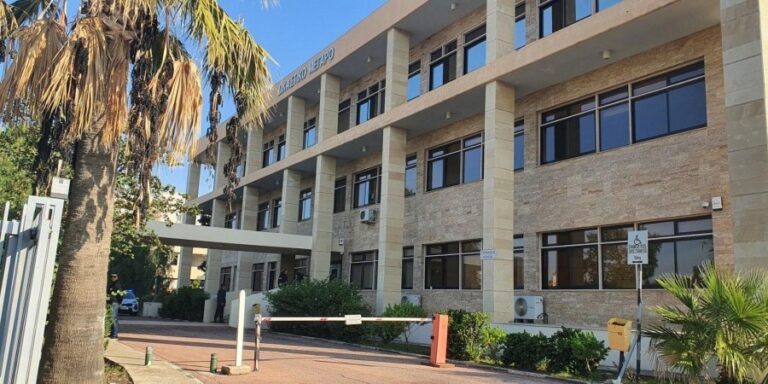 Λάρνακα: Ενώπιον Κακουργιοδικείου οι δύο για τον εμπρησμό στον Κόρνο
