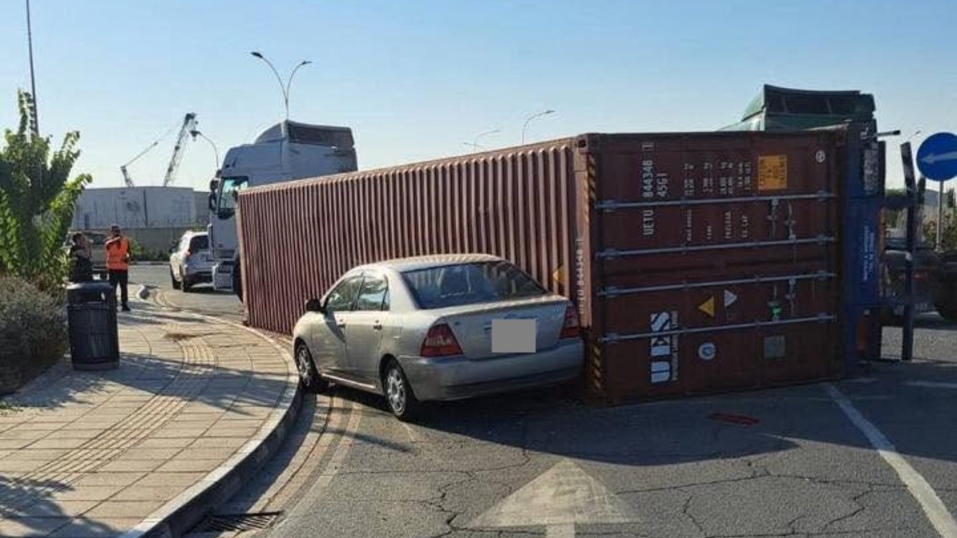 ΦΩΤΟ: Έτσι έπεσε το κοντέινερ από την νταλίκα και μπλόκαρε τον κυκλικό κόμβο του Lady’s Mile
