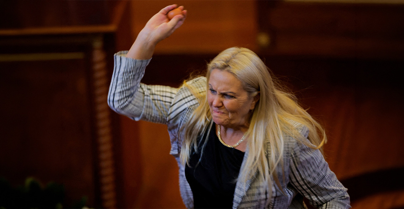 ΒΙΝΤΕΟ: Χάος στο κοινοβούλιο του Κοσόβου, γυναίκα βουλευτής πέταξε αυγά στον πρωθυπουργό