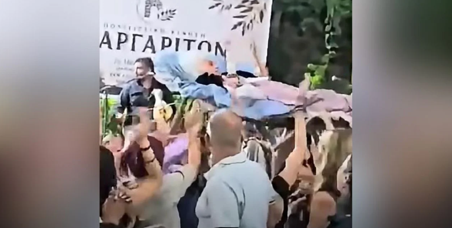 Απίστευτο σκηνικό στην Κρήτη: Πήραν κατάκοιτη ηλικιωμένη σε ξαπλώστρα για να μη χάσει το πανηγύρι του χωριού (ΒΙΝΤΕΟ)