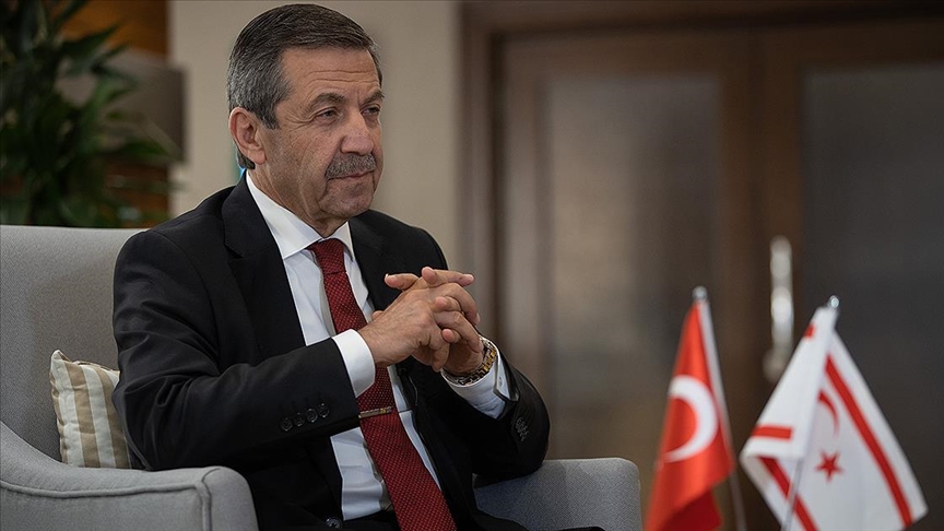 &Sigma;&tau;&alpha; &kappa;&alpha;&tau;&epsilon;&chi;ό&mu;&epsilon;&nu;&alpha; &omicron; &alpha;&rho;&chi;&eta;&gamma;ό&sigmaf; &tau;&omicron;&upsilon; &sigma;&tau;&rho;&alpha;&tau;&omicron;ύ &xi;&eta;&rho;ά&sigmaf; &tau;&eta;&sigmaf; &Tau;&omicron;&upsilon;&rho;&kappa;ί&alpha;&sigmaf;, &epsilon;ί&delta;&epsilon; &tau;&omicron;&nu; &Epsilon;&rho;&tau;&omicron;&upsilon;&gamma;&rho;&omicron;ύ&lambda;&omicron;&gamma;&lambda;&omicron;&upsilon;