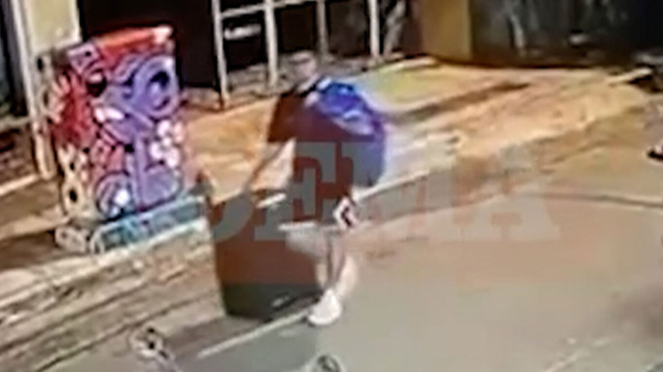 Βίντεο- ντοκουμέντο: Η στιγμή που ο 26χρονος Αφγανός σέρνει τη βαλίτσα με το πτώμα της Βρετανίδας