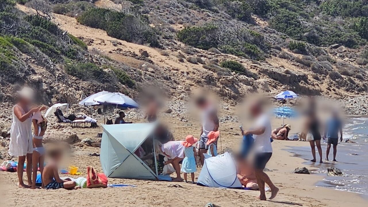 ΦΩΤΟ: Κατέβηκαν με ομπρέλες και τέντες στην προστατευόμενη παραλία της Λάρας