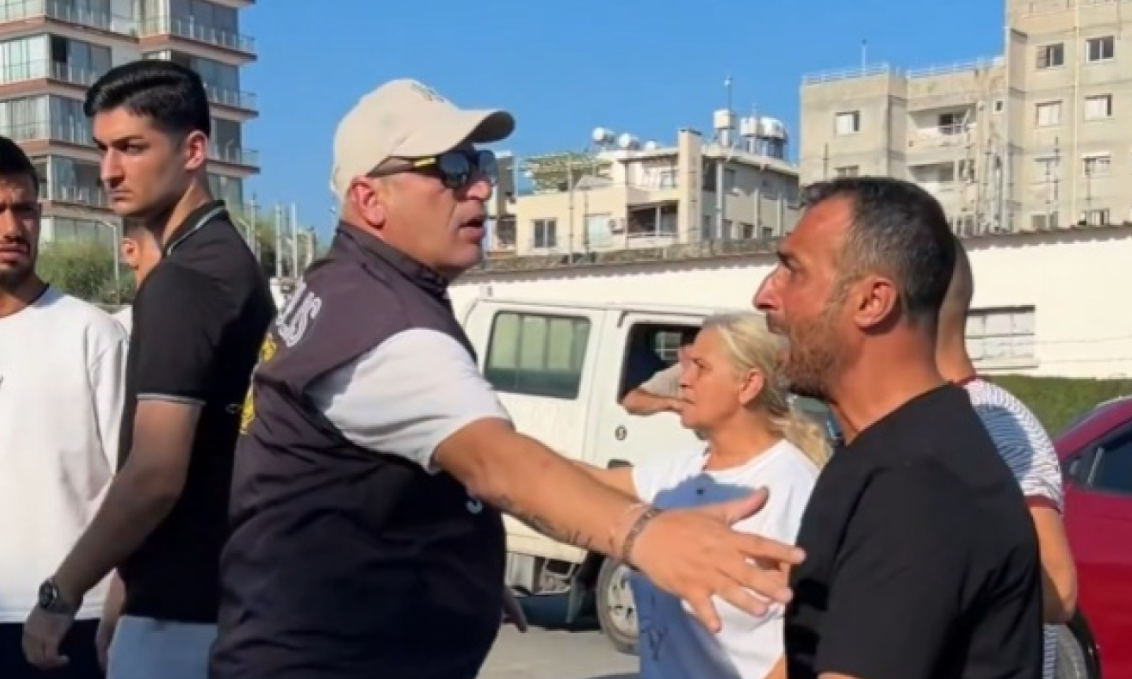 «Μήπως είναι ο γιος μου;»: Συγκλονιστικές εικόνες στο λιμάνι της Κερύνειας, γονείς σταματούν τα ασθενοφόρα και ψάχνουν τα παιδιά τους