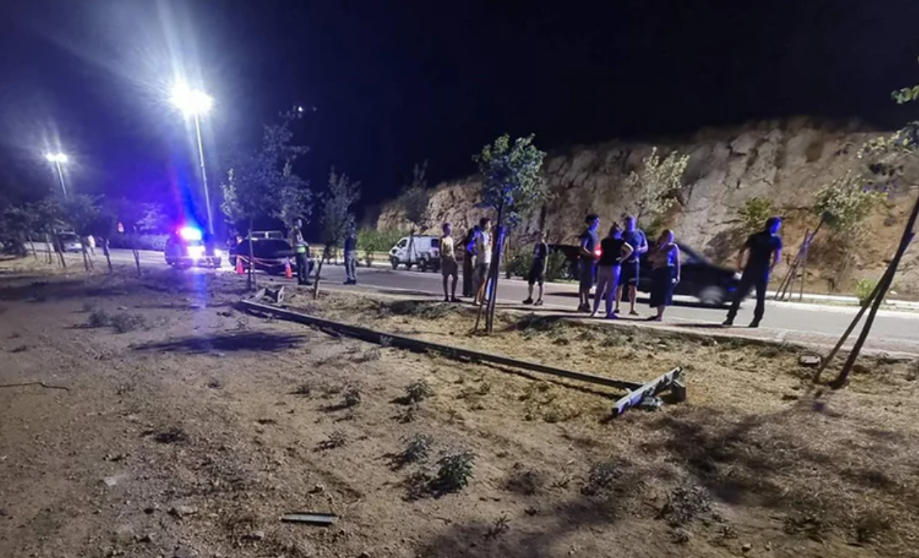 Τραγωδία στα Άνω Λιόσια: Νεκρή 17χρονη σε σφοδρό τροχαίο, «καρφώθηκε» σε κολώνα το όχημα