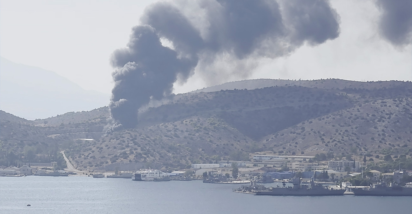 Νυχτερινή μάχη σε 4 πύρινα μέτωπα, απανωτά 112 για εκκενώσεις σε Σαλαμίνα και Βοιωτία, χωρίς ενεργό μέτωπο η Κερατέα