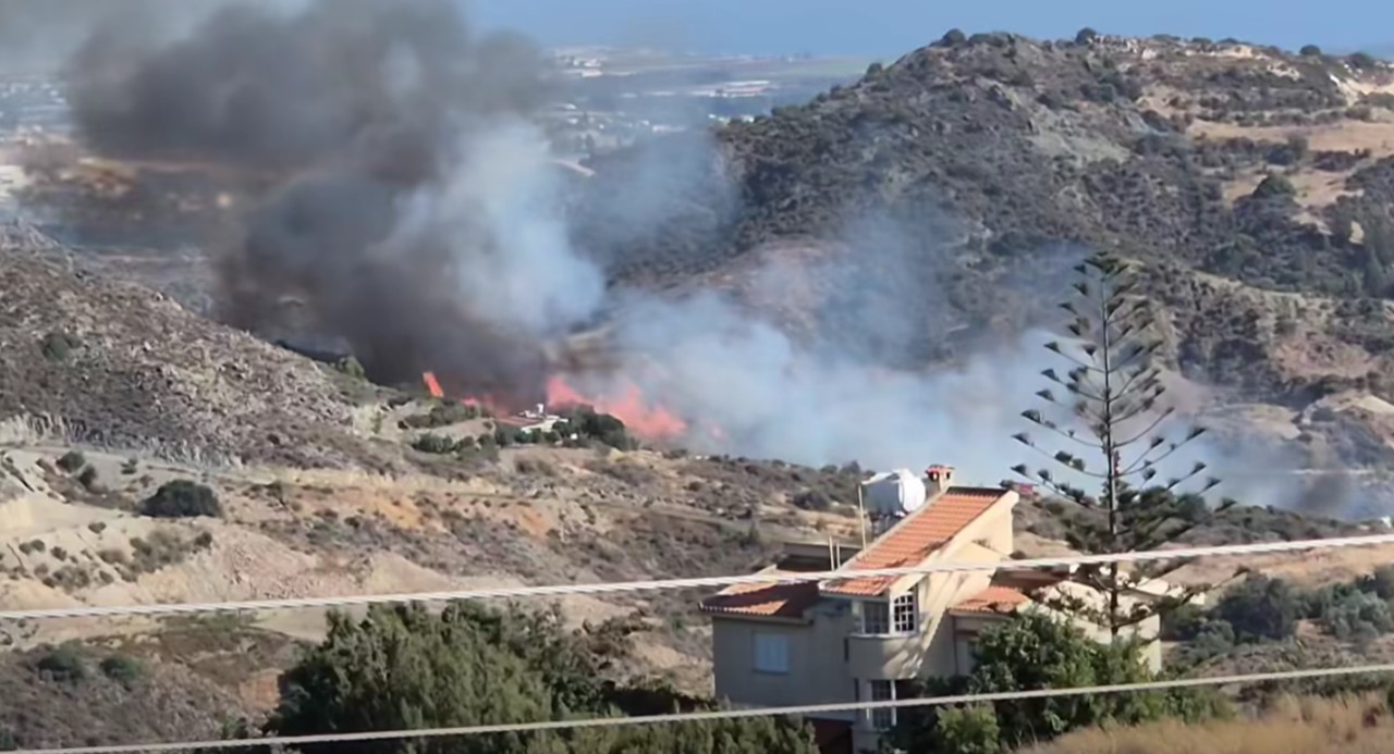 Κάηκε βαν, ζημιές σε πτηνοτροφική μονάδα από την πυρκαγιά σε δύσβατη περιοχή στη Μαραθούντα