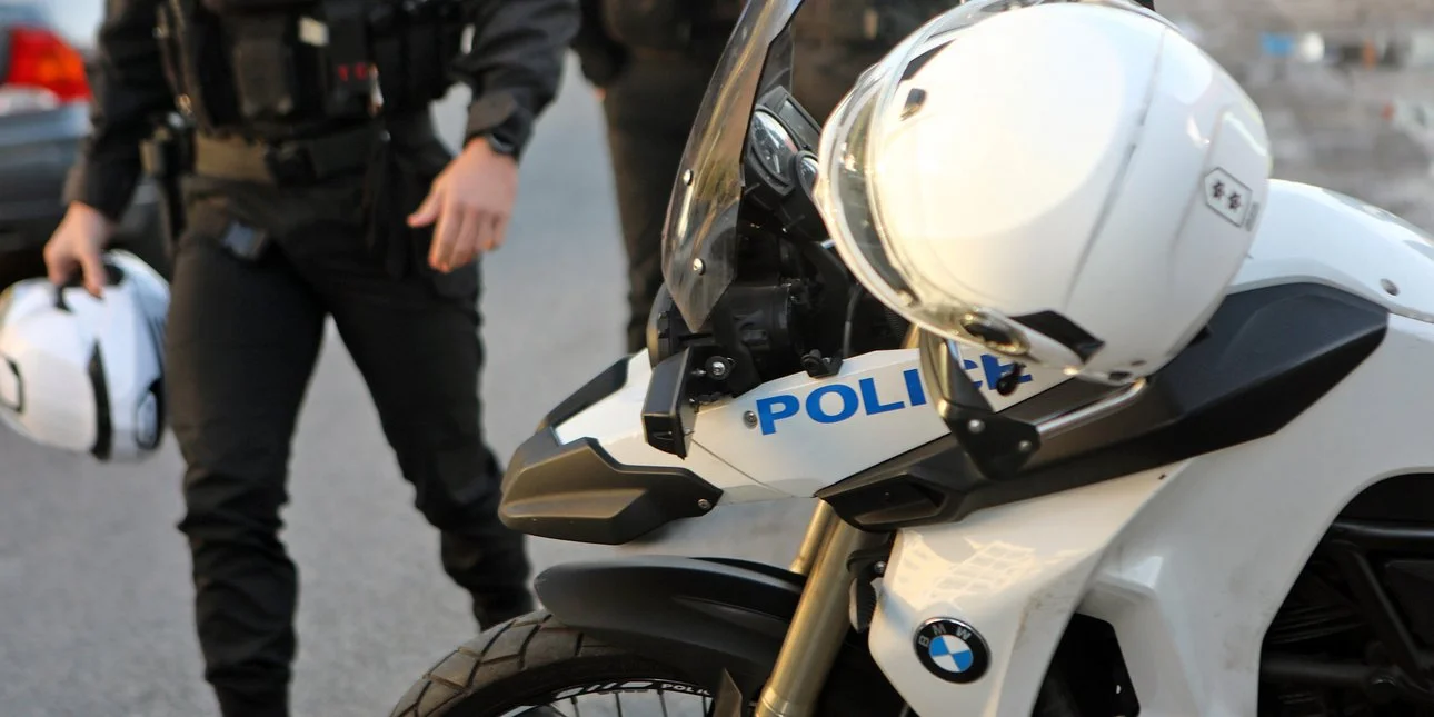 Συνελήφθη 35χρονος για ενδοοικογενειακή βία στην Καλλιθέα: Ξυλοκόπησε την πεθερά του, μπροστά στο 5χρονο παιδί του